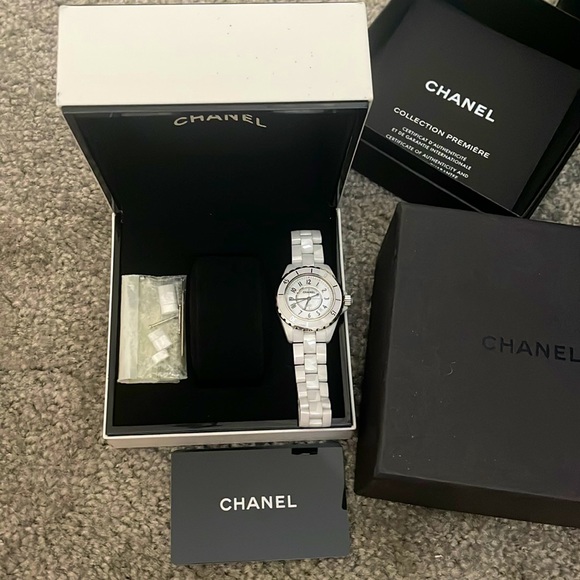 CHANEL J12 WATCH, 33 MM White highly resistant ceramic and steel - Picture 3 of 6